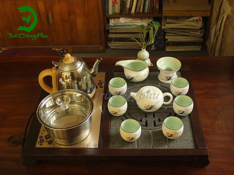 Bộ ấm chén bao gồm 1 ấm và 6 chén, 1 tống chuyên trà, 01 phễu lọc